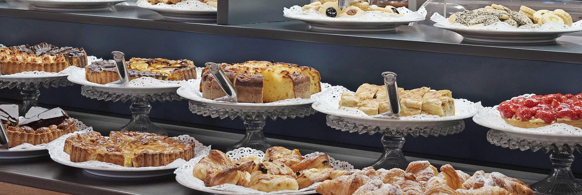 Köstliches Dessertbuffet mit lebendigen Farben und unwiderstehlichen Düften.